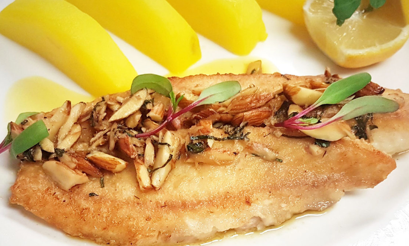 Filete de pescado Meuniere con almendras y papas al azafran