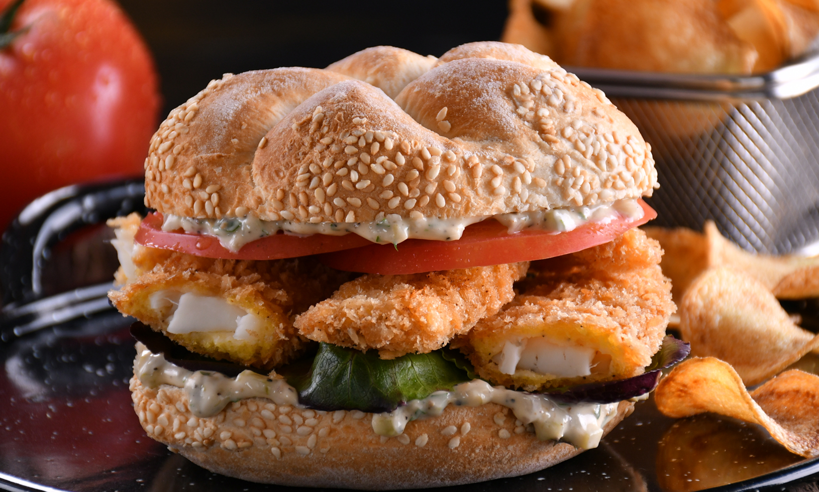 Sandwich de pescado empanizado con salsa tartara