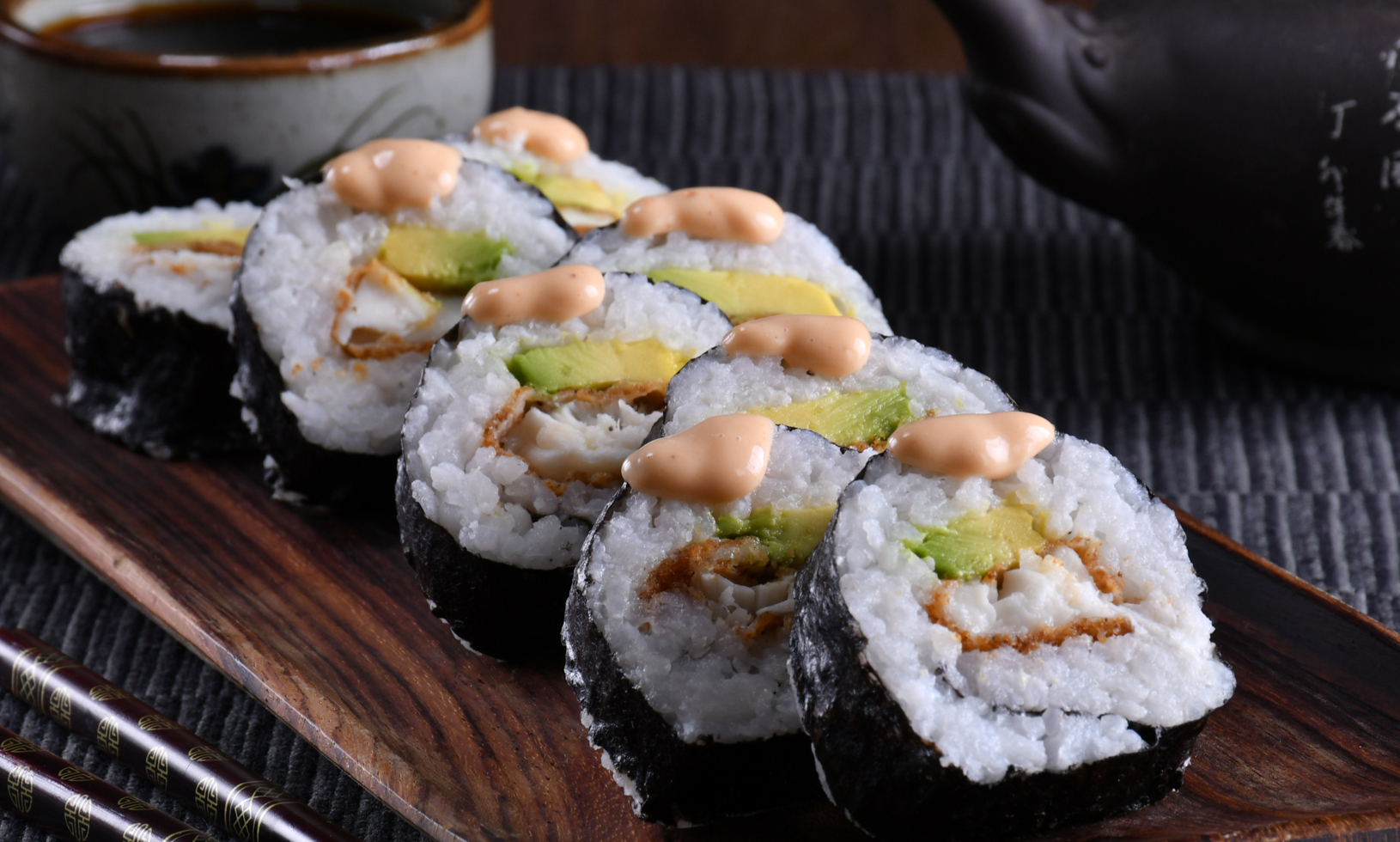 Sushi con pescado empanizado y salsa de chipotle