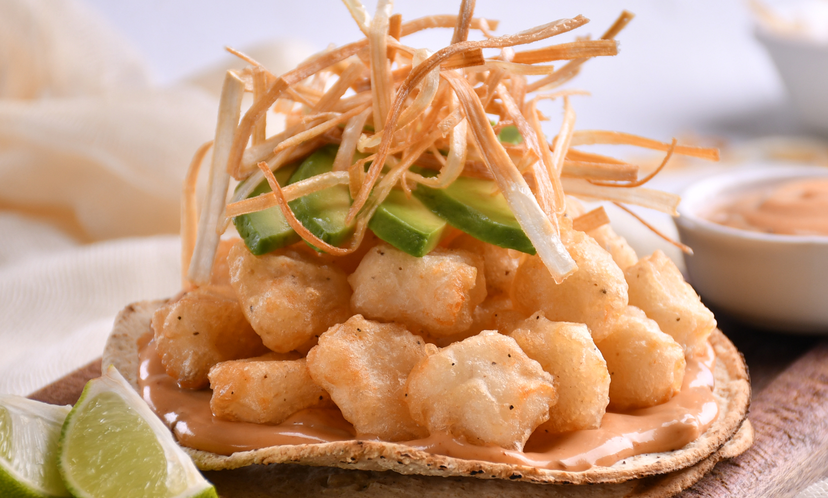 Tostadas de cubitos de pescado con chipotle y poro frito
